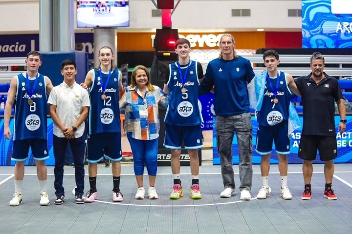El plantel del 3x3 con Walter Herrmann.