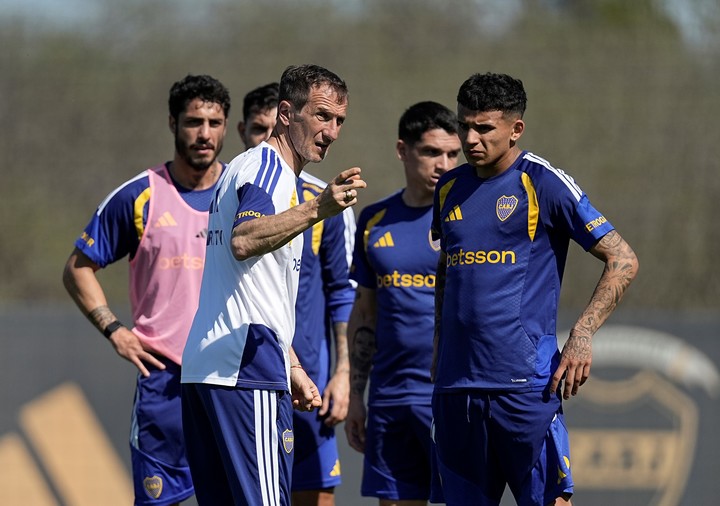 Leo Flores se sumó este jueves por la mañana y el Vasco debe decidir si lo pone de arranque ante Unión (Prensa Boca).