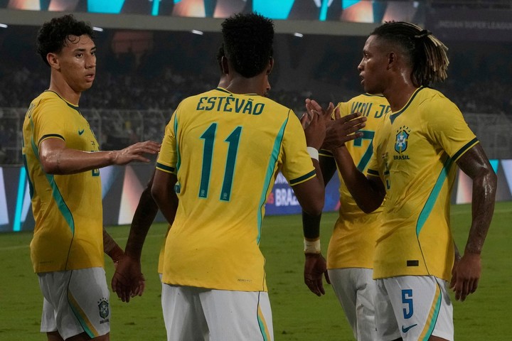 Estevao celebra su gol. (AP Photo/Bikas Das)