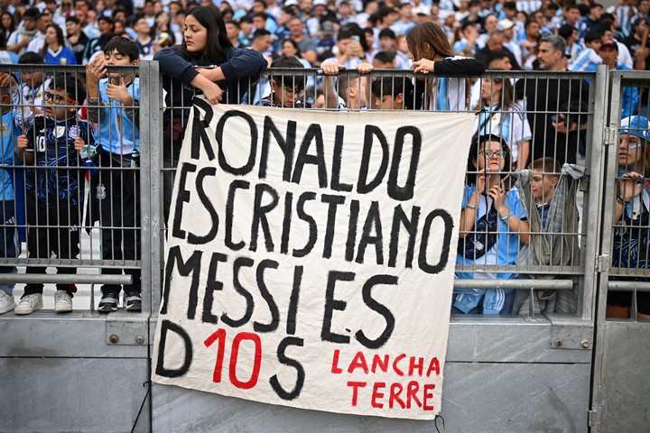 "Ronaldo es Cristiano,pero Messi es Dios" (REUTERS).