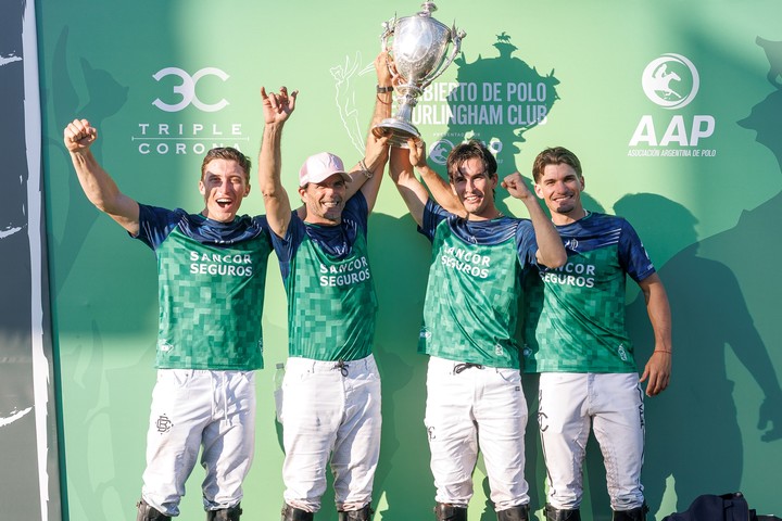 El festejo de La Natividad-La Dolfina tras su consagración en el Abierto de Hurlingham
(Matías Callejo / Prensa AAP).