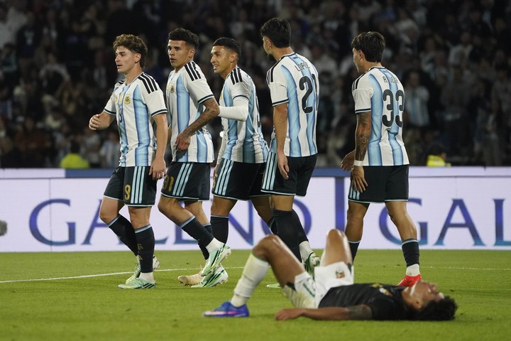 Equi, al lado de Leo Flores y Julián Álvarez en el 4-0 del Animal López (Reuter).