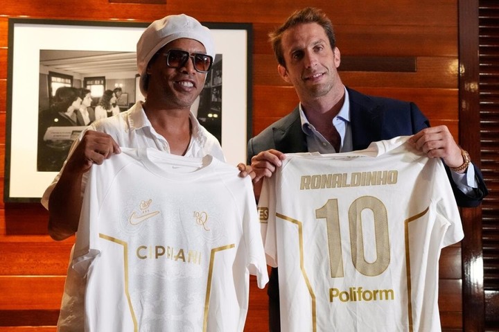 Ronaldinho y Cipriani, juntos durante este año. 