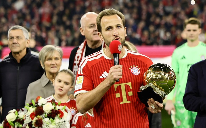 Harry Kane con el Balón de Oro. (EFE)