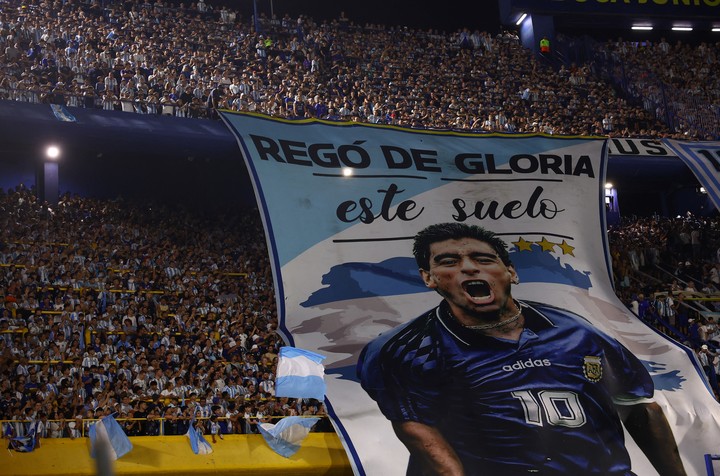 Telón de Diego en la Bombonera. (REUTERS)