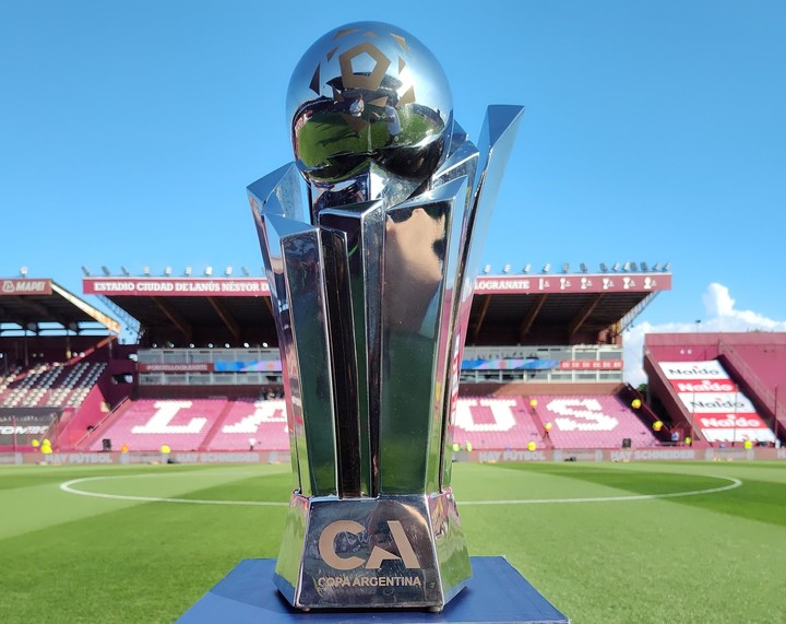 El trofeo de la Copa Argentina.