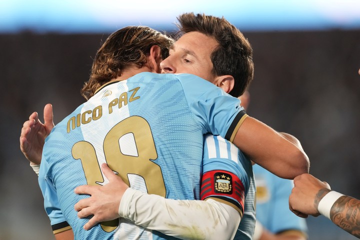 Nico Paz, Messi y la foto que es casi una bendición a futuro (AP). 