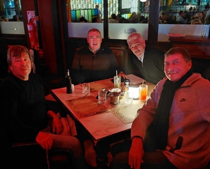 Los entrenadores junto a Julio Falcioni y Miguel Abbondandolo.