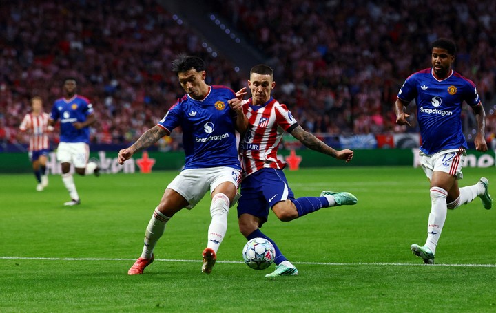 Lisandro Martinez ante el Atlético de Madrid por la Champions League. (REUTERS/Susana Vera)