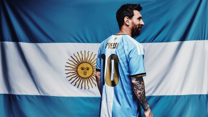 Messi y su camiseta especial para la despedida.