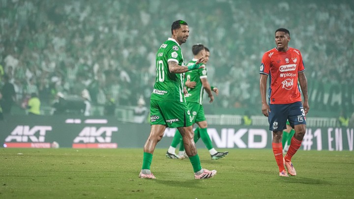 El festejo de Edwin Cardona en el clásico de Medellín.