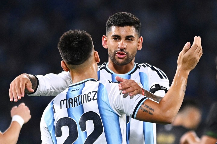 Lautaro festeja con el Cuti Romero (Reuters). 