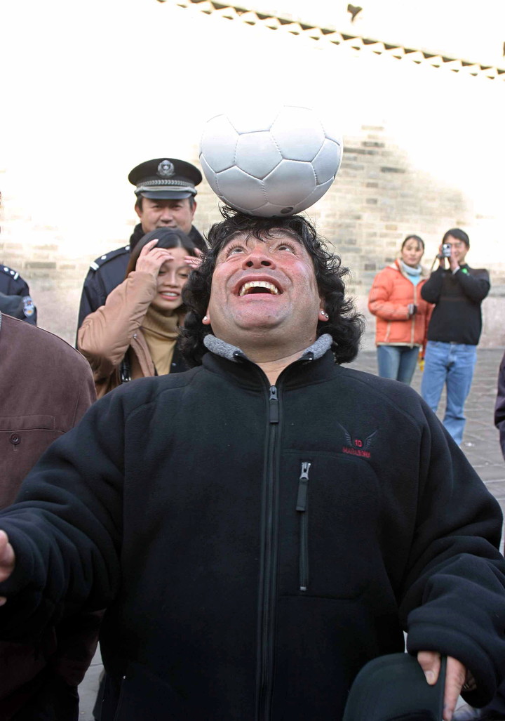 Diego Maradona en la Muralla China. (EFE)