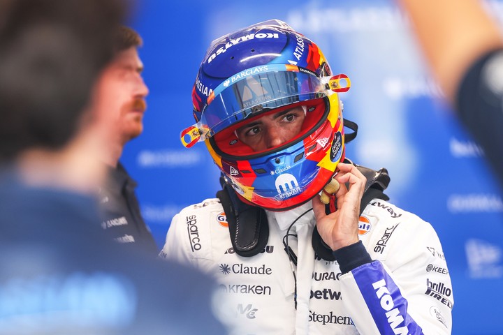 Carlos Sainz se ajusta el casco antes de salir a pista para la qualy de la Sprint en Singapur.
(EFE).