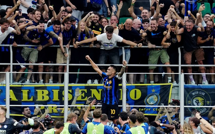 Lautaro Martinez con los hinchas del Inter. (REUTERS/Matteo Ciambelli)